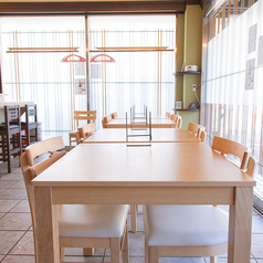 2名掛けテーブルが4卓並ぶ店内は、木目調の温もりに包まれた落ち着きある空間。誕生日や記念日など特別な時間を過ごすのにぴったりで、親しい人との会話も自然と弾みます。肩肘張らずに和食を楽しめる安心感があり、女子会や家族利用にも最適。大切なひとときを心地よく彩るテーブル席です。