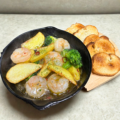 エビとポテトのアヒージョの写真