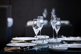 お祝い・サプライズ対応が可能となっております。記念日のお祝いやカップルでのディナーなど特別なシーンにおすすめなお席を多数ご用意いたしました。大切な記念日のディナーに最適な洗練された空間をご用意しております。星付きシェフ監修の絶品料理とシャンパーニュを味わい特別な思い出に残る時間をお過ごし下さい。