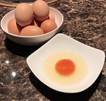 最高級黒毛和牛の焼きすきには、別府のブランド卵「蘭王」を使用！オレンジ色の超新鮮な栄養卵です◎