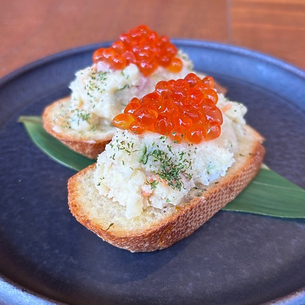 いくら香るポテサラバゲット！ガーリックトーストに自家製ポテサラといくらを贅沢にトッピング！