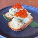 いくら香るポテサラバゲット！ガーリックトーストに自家製ポテサラといくらを贅沢にトッピング！