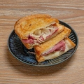 料理メニュー写真&nbsp;ルーベンホットサンド