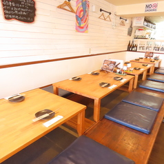 広々としたテーブル席は、友人同士や仕事仲間の飲み会に最適!白を基調とした空間が会話を弾ませます♪