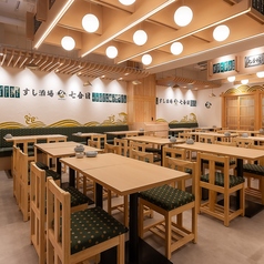 【テーブル席】店内は広々していて、テーブル席も多数ご用意ございます。