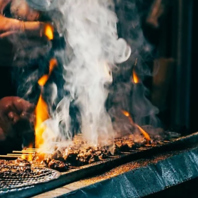 大迫力！目の前の囲炉裏で焼く炉端焼きのパフォーマンス