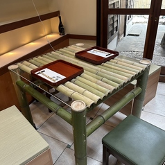 ご家族や中人数でのお食事にぴったりです。竹製のテーブルと、畳の椅子で和の空間をお楽しみいただけます♪