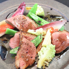 鴨胸肉の燻製 黒胡椒のソース