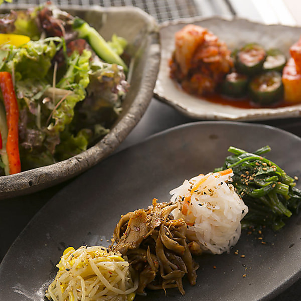 お肉が焼けるまでの間に 野菜メニューをたっぷりどうぞ♪サラダ キムチ ナムル 豊富にございます。