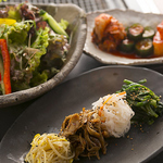 お肉が焼けるまでの間に 野菜メニューをたっぷりどうぞ♪サラダ キムチ ナムル 豊富にございます。