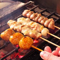 炭火で焼きあげる香ばしい焼き鳥