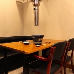 最大4名様までご利用可能なテーブル席をご用意。ご家族やご友人との気軽な食事から、デートや接待まで幅広いシーンでご利用いただけます。