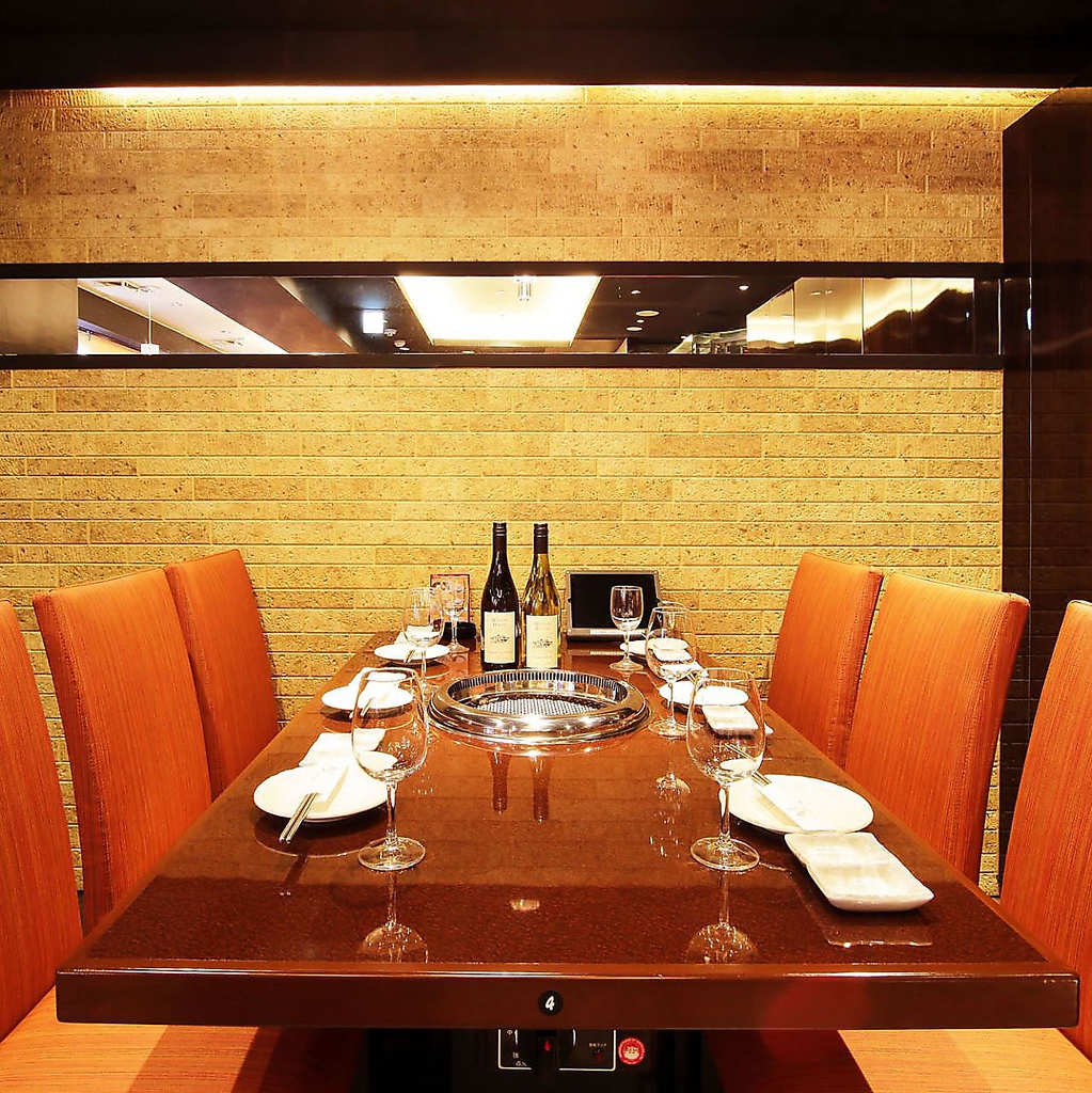 ［完全個室あり］大人の雰囲気漂う。深みのあるのインテリアと明るい照明が落ち着く店内は上質な空間