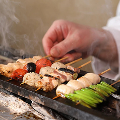 紀州備長炭で一気に焼き上げた当店名物の炭火焼き鳥！