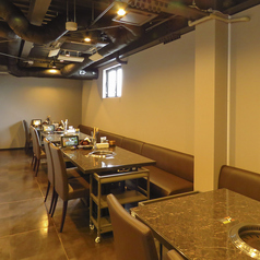 焼肉専用のテーブル席で、じっくりとお肉を焼きながら楽しむ贅沢な時間をお過ごしください!4名様までご利用可能なこの席では、みんなで分け合いながら美味しいお肉を味わうことができます◎