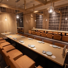 大型宴会も当店にお任せ下さい！雰囲気の良い個室のお席ですので様々なシーンにも満足いただけること間違いなしです。大人数でのご宴会の際の幹事様にも嬉しいお得にご宴会が楽しめるクーポンも各種ご用意しておりますのでお客様の利用シーンに応じて是非ご活用ください。