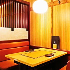 【2名～4名様向けテーブル席】2名様～OK★少人数向けのプライベート空間！宴会・飲み会・会社宴会・誕生日会・デート・合コン・お食事など様々な用途に合わせてご利用ください。落ち着いてゆっくりと厳選したお酒と料理をお楽しみいただけます。