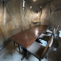 岩の積まれた洞窟です。屋根にも岩が積まれているので、雨の日にもご利用可能です！洞窟から眺める水琴窟のある庭園を眺めながらお食事をお楽しみください。2時間5,000円(30分で1,000円の追加)のお席料金となります。