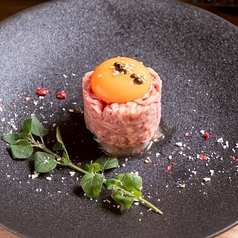 国産牛の炙らないユッケ風～濃厚卵乗せ～