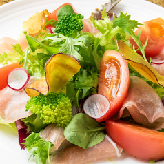 生ハムと桃太郎トマトサラダ