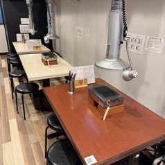 各種ご宴会に最適なテーブル席。4名様席5卓と6名様席1卓をご用意しており、お席を繋げることで最大14名様までの宴会が可能です。4名様席2卓と6名様席をくっつけて、一体感のある賑やかなパーティーをお楽しみいただけます。広々とした空間で、当店自慢の極上焼肉を皆様で存分にご堪能ください。