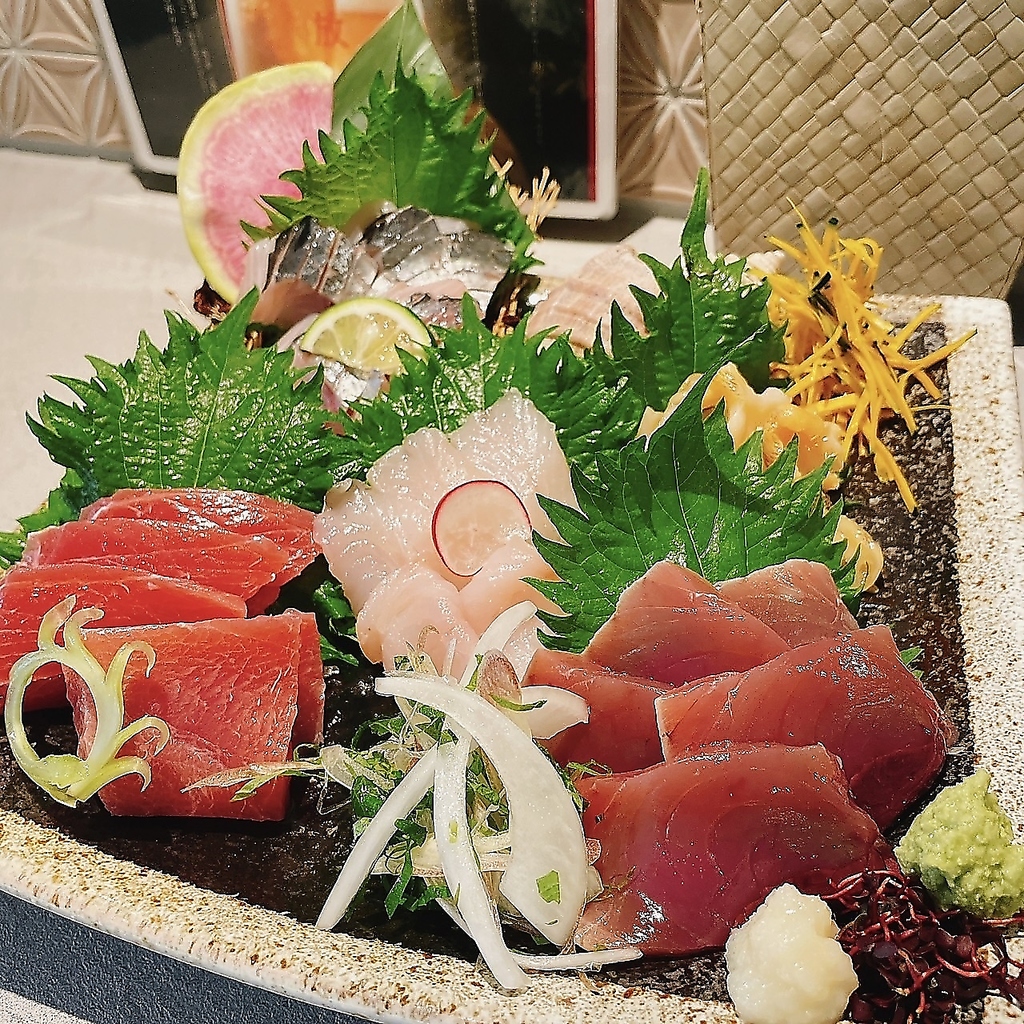 毎朝オーナーが自ら市場で仕入れた、新鮮な刺身の盛り合わせ！お酒と合わせて是非ご賞味ください。