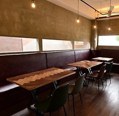 【気軽な集いの場】4人掛けテーブル×2。友人や同僚とのカジュアルな飲み会にぴったりな場所です。ゆったりとしたスペースで美味しい料理を囲み、心地よい会話を楽しめます★温かな雰囲気が特別な思い出を生むことでしょう♪ぜひ仲間と一緒にお越しください！お待ちしています◎