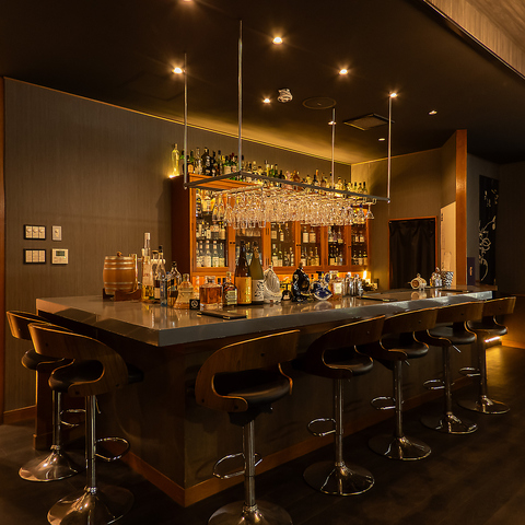 オシャレな空間で特製カクテルと共に特別なひとときを過ごしましょう。BAR enで乾杯！