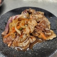当店秘伝のたれに漬け込んだ、切り落としカルビ！！充分にしみ込んだカルビをつけダレにつけず、召し上がれ！！