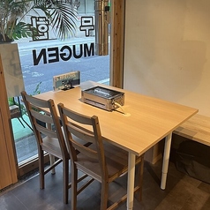 木目調の温かみ溢れるテーブル席は居心地も抜群☆女子会やママ友会にも人気です◎皆でシェアしながら楽しむ時間は特別！