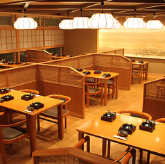 44名様までのテーブル席をご用意しております。京都のイメージに相応しい、落ち着きのある和の空間。気の置けないお仲間とのお食事、プライベートのちょっとしたお集りに、ぜひ、ご利用くださいませ。