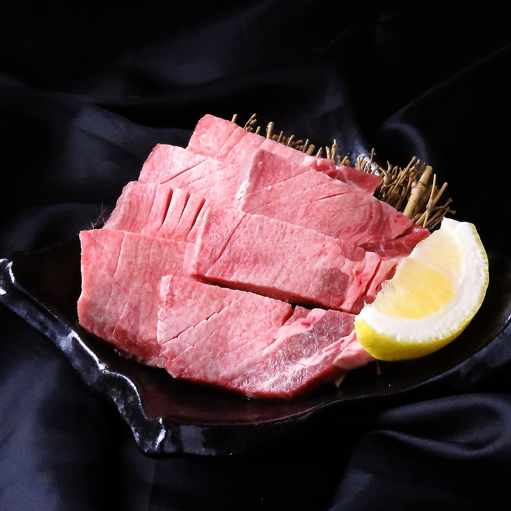 丹精を込めて、厳選した新鮮な肉をご用意しております。贅沢で美味しいひとときをお楽しみください。