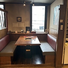 4名様～20名様まで収容可能な掘りごたつ式完全個室がございます。60名様まで収容可能な大座敷も完備！2名～4名様、4名～6名様、8名～10名様等、TPOに合わせて組み合わせできますので、お気軽にご相談ください。