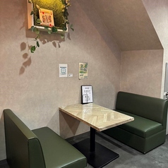 ゆったりとしたソファー席で、友達との特別な時間を過ごしませんか♪開放的な雰囲気が広がるこの場所では、楽しい会話が自然と生まれます☆ カラオケや飲み放題、食べ放題が揃っているので、思いっきり楽しむことができる！