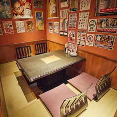 毎日朝8時まで営業！足を伸ばしてゆったりくつろげる掘りごたつ席をご用意◎壁一面に広がるレトロポスターに囲まれた、酔っ手羽らしい賑やかな空間でワイワイ宴会を♪長時間の飲み会でも疲れにくい人気のお席は、会社宴会や友人同士の集まりにぴったり。※画像は系列店