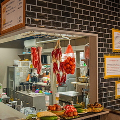 レトロ風の店内にし、韓国の昔ながらの焼肉屋をイメージしました。昔の韓国へタイムスリップした気分になれます♪小道具にも是非注目してみてください！