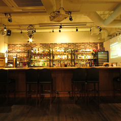 お1人様でも気軽にお立ち寄りいただけるカウンター席は店主の手さばきを間近で楽しめる特等席。お好みに合わせたカクテルのご提供も可能です。