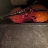 チェロが置いてあります。