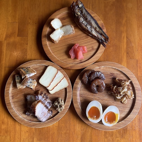 肉料理と自家製燻製を楽しめる居酒屋。普段の飲み会からデート、宴会まで利用できます