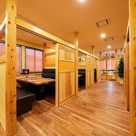 温もり溢れる木と個室で心安らぐひととき