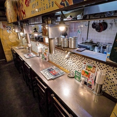 ＜1名様 × 7＞カウンター席はお一人様やデートにも◎活気あふれる店内には隔たりの無いオープンなテーブル席と、カウンター席をご用意しております。都会の真ん中で昔を思い出しながら楽しい時間を過ごせるお店です。昭和のノスタルジーな雰囲気を肌で感じ美味しいお肉、ホルモンと冷えた生ビールを舌でお楽しみください♪