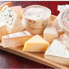 ～チーズ盛り合わせ～香り豊かなチーズを贅沢に盛り合わせた逸品。お酒との相性抜群！