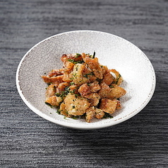 海苔塩味のタマシャモ皮揚げ