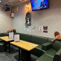 心躍る空間で、友人たちと落ち着いた素敵な時間を過ごせます♪5名まで座れるソファー席が2つあり、友人たちと気軽に会話を楽しむのにぴったりな場所です☆仲間と過ごす素敵な夜をここで演出してみましょう♪