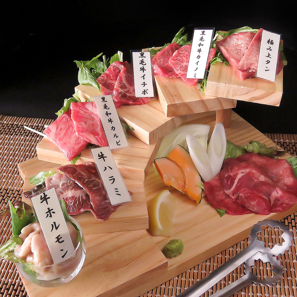 1日2食限定の【炎蔵七段盛り】。人気の部位を盛り合わせでご用意します！特別な日におすすめの一品♪