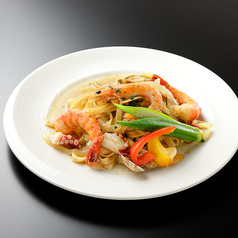 魚介たっぷりグリーンカレーのフィットチーネ