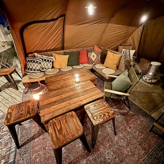 完全個室のラグジュアリースペース♪テント内でゆったりとお寛ぎ頂けます！店内は貸切でのご案内になるので、テラス席をご利用頂ければ最大20名までご案内が可能！記念日・誕生日等のサプライズも承っております。お気軽にお問い合わせください。