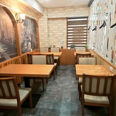 ゆったりしたテーブル席