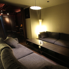 8名様まで座れるソファー個室入口はカーテンでパーテンションになっております