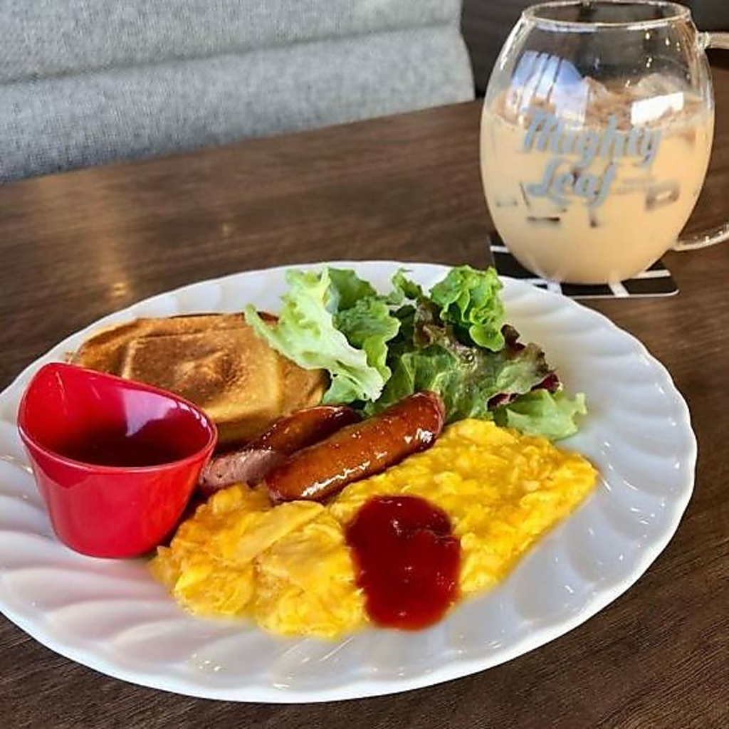 自家製パンケーキのスペシャルモーニング♪甘くない、プレーン味のフレンチパンケーキのセットです！